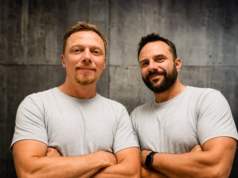 Michael und Robert Smylla nebeneinander vor einer Betonwand